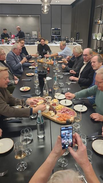 Clubleden tijdens een gezamenlijk diner