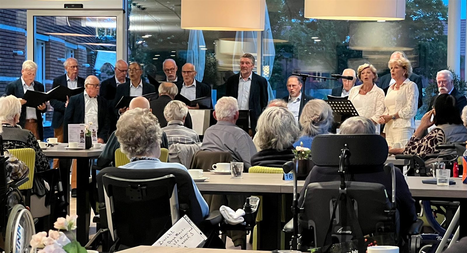 Bewoners en muzikanten tijdens ZINN in Muziek